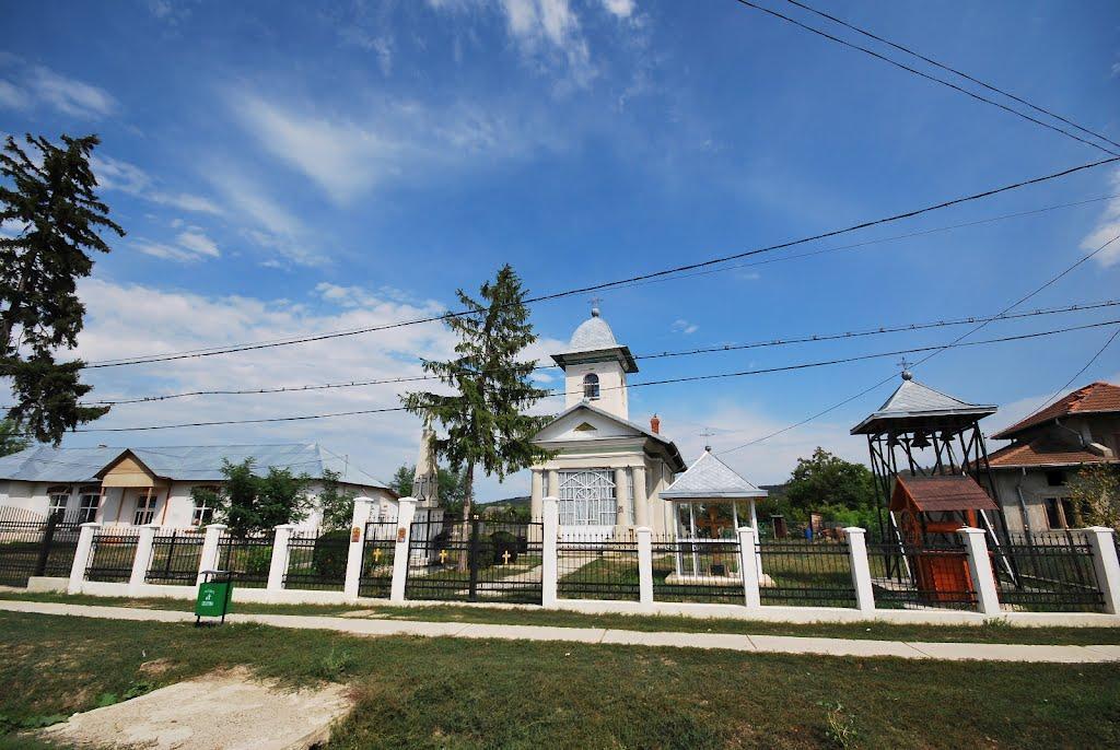 Biserica - vedere exterioară