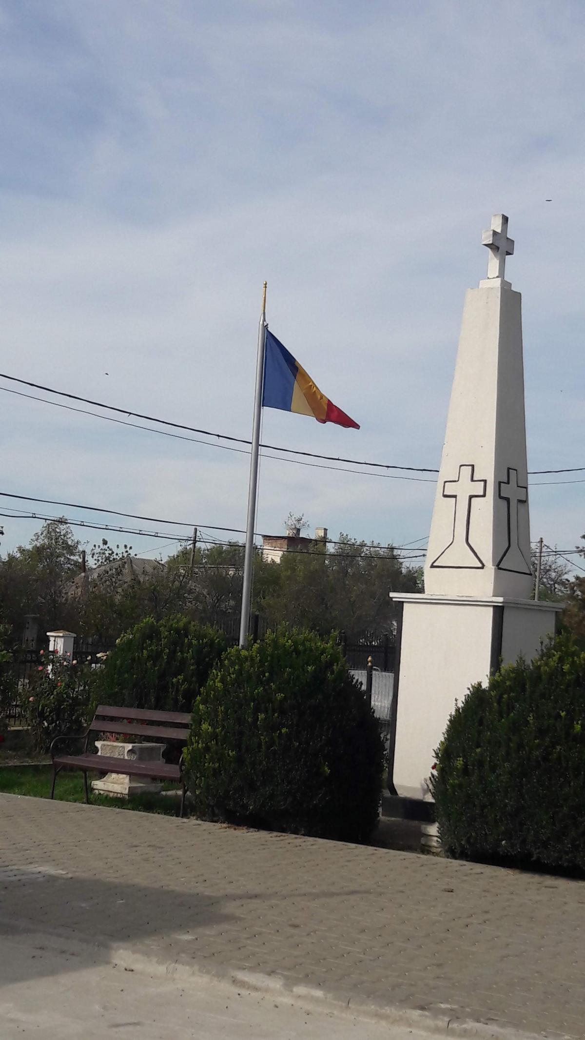 monumentul _eroilor_biserica_hermeziu